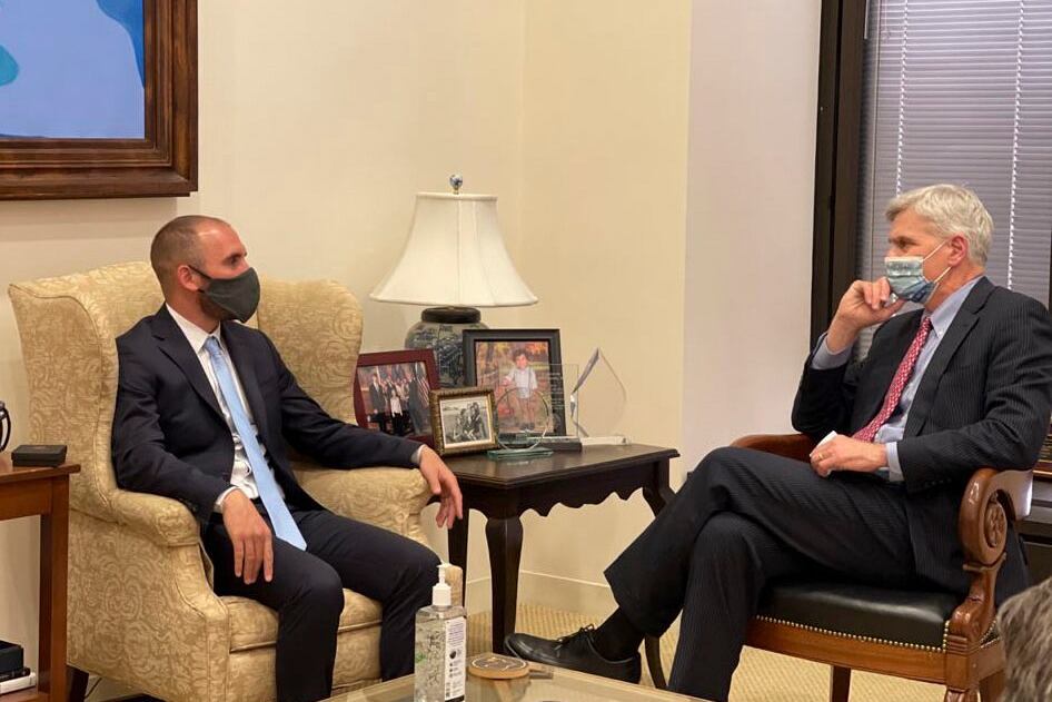 El ministro entrevistó a Bill Cassidy, de la Comisión del Finanzas del Senado.