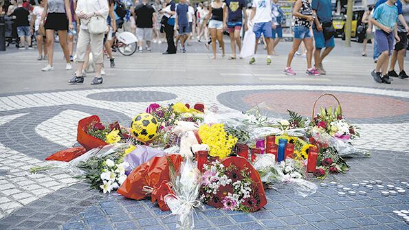 Tributo a las víctimas en el lugar del atropello a un año del atentado en Barcelona.