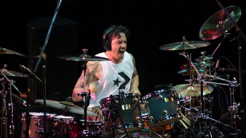 Martin Carrizo en la batería, en una de sus últimas presentaciones. 