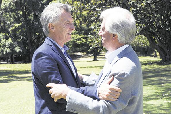 El presidente Mauricio Macri se reunió con Tabaré Vázquez en Colonia, Uruguay.