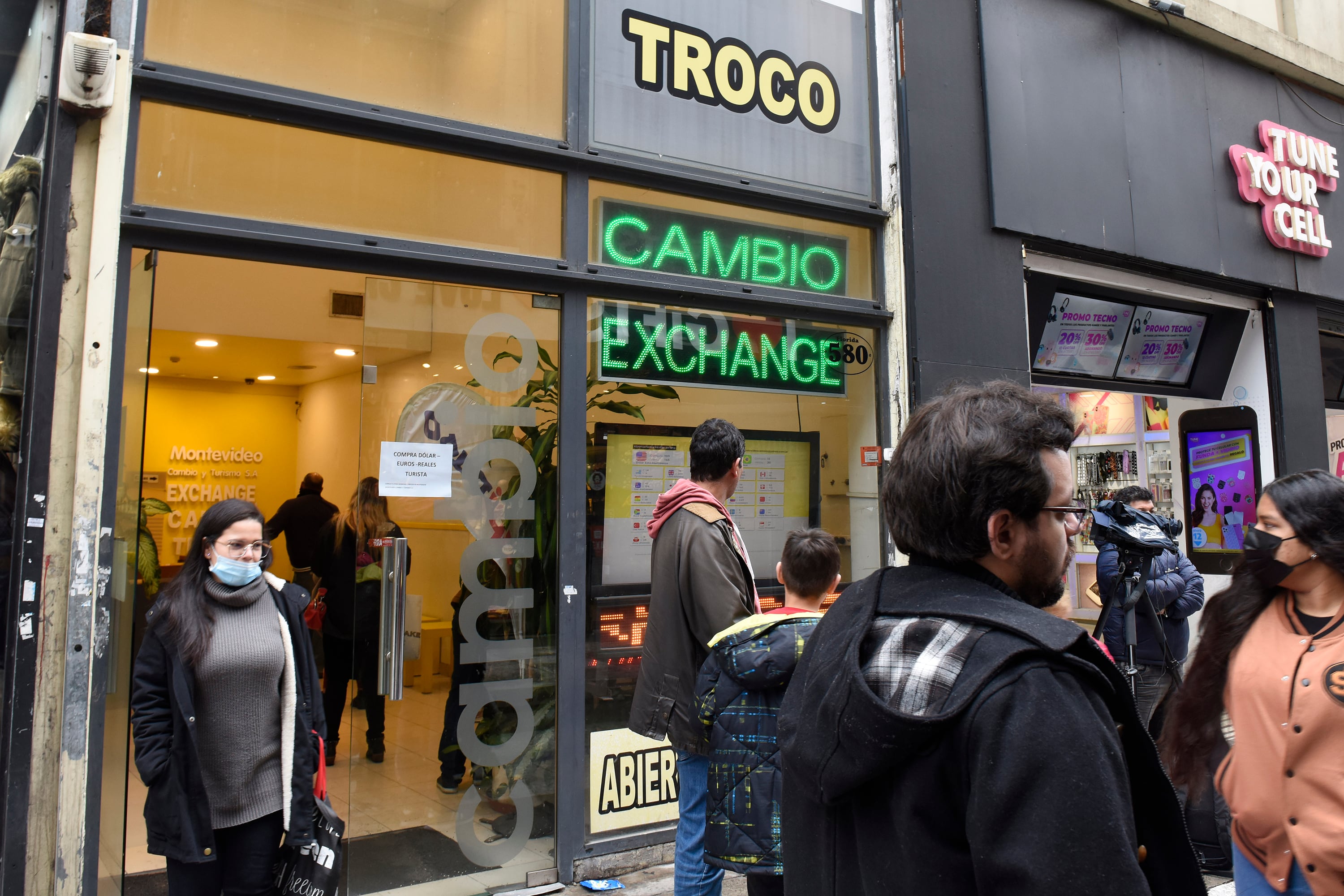 Los tipos de cambios financieros como el contado con liquidación también subieron cerca del 1 por ciento, cerrando en 328 pesos.