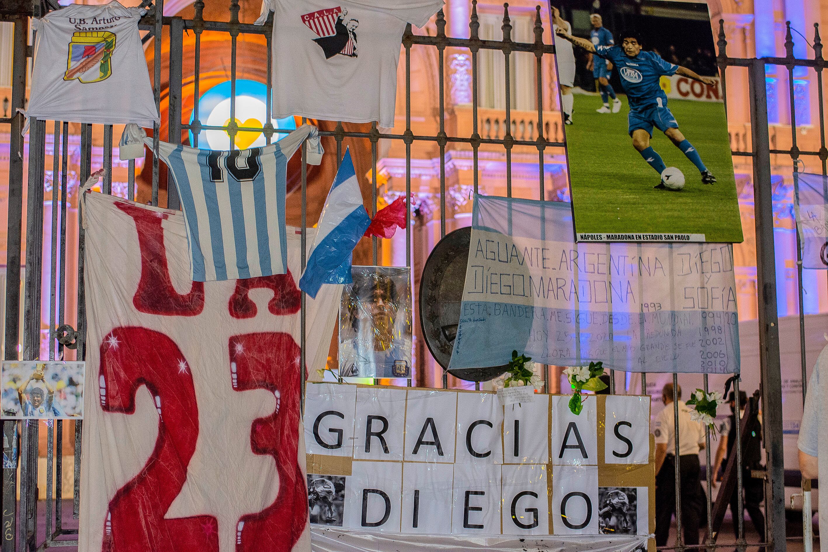 Desde ayer, las rejas de la Casa Rosada comenzaron a llenarse de banderas.