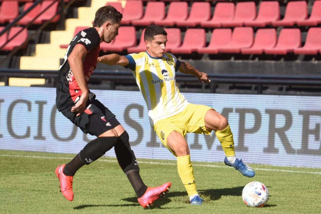 Lautaro Blanco, el muy buen lateral izquierdo de Central, ante la marca de Facundo Garcés.