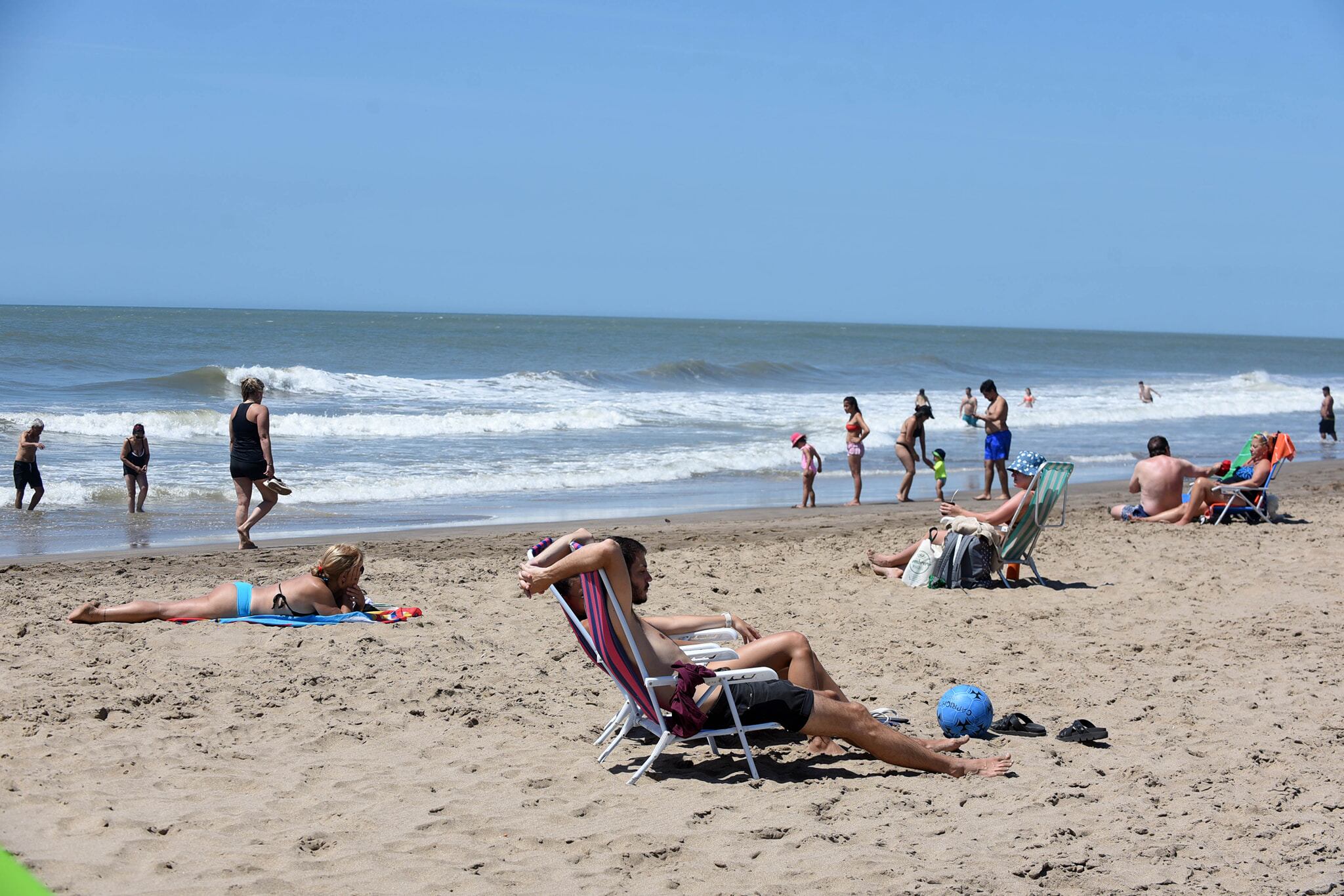 En Gesell, el primer verano de la nueva normalidad trae restricciones a bares, cierres de boliches y noches sin playa.