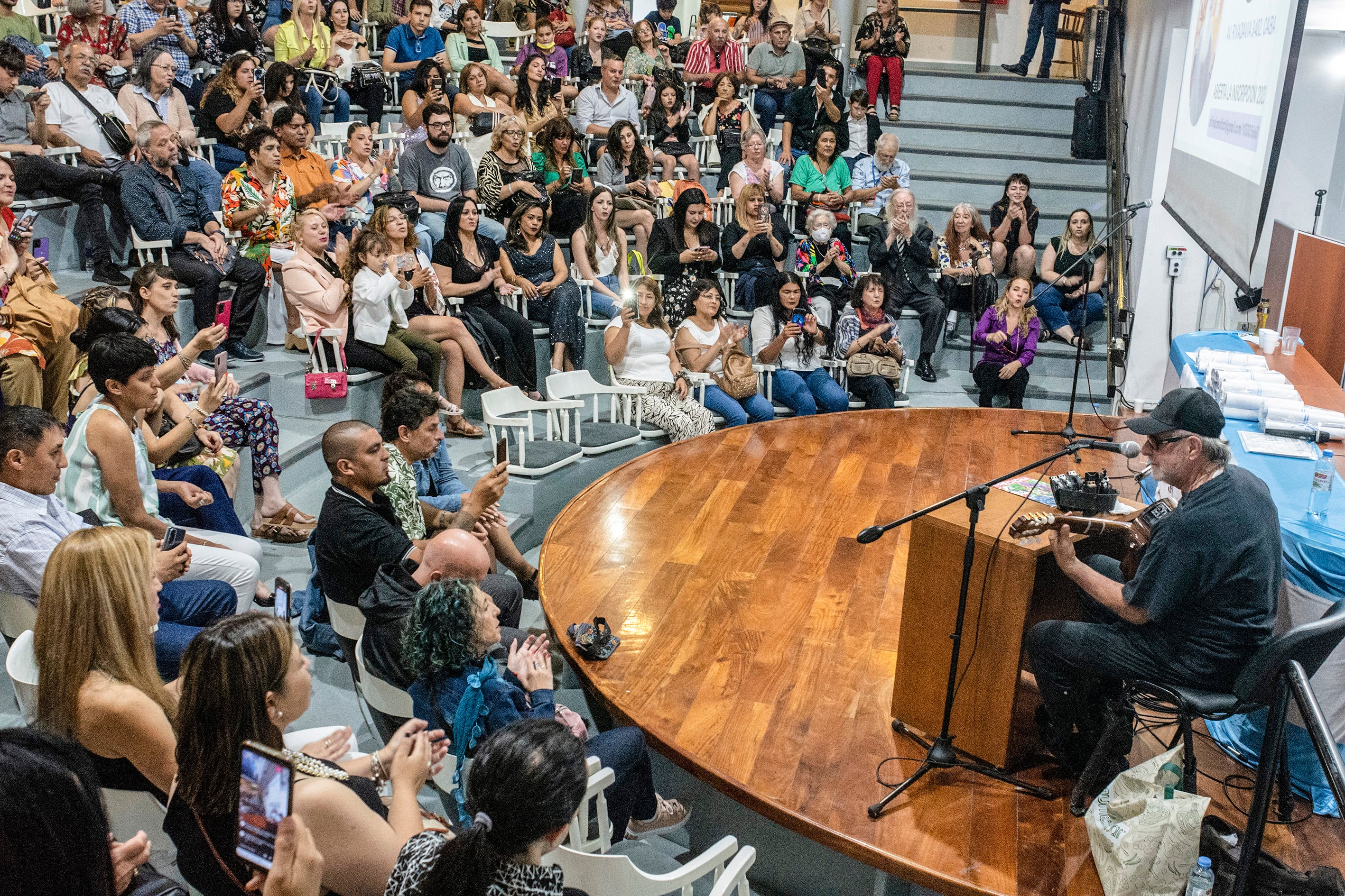 León Gieco en la colación de grados de la escuela de Alfredo Moffatt.