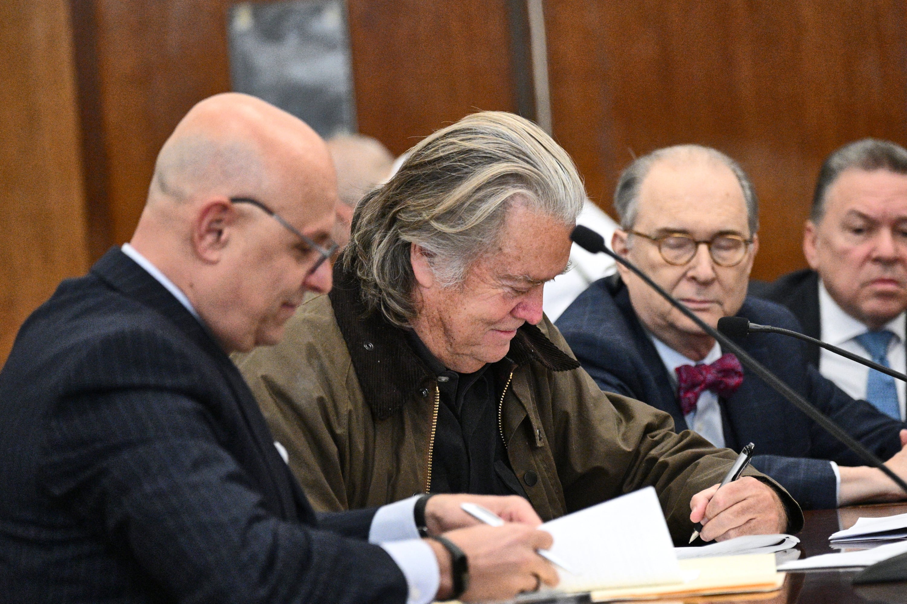 Bannon (c), durante una audiencia judicial en Nueva York. 
