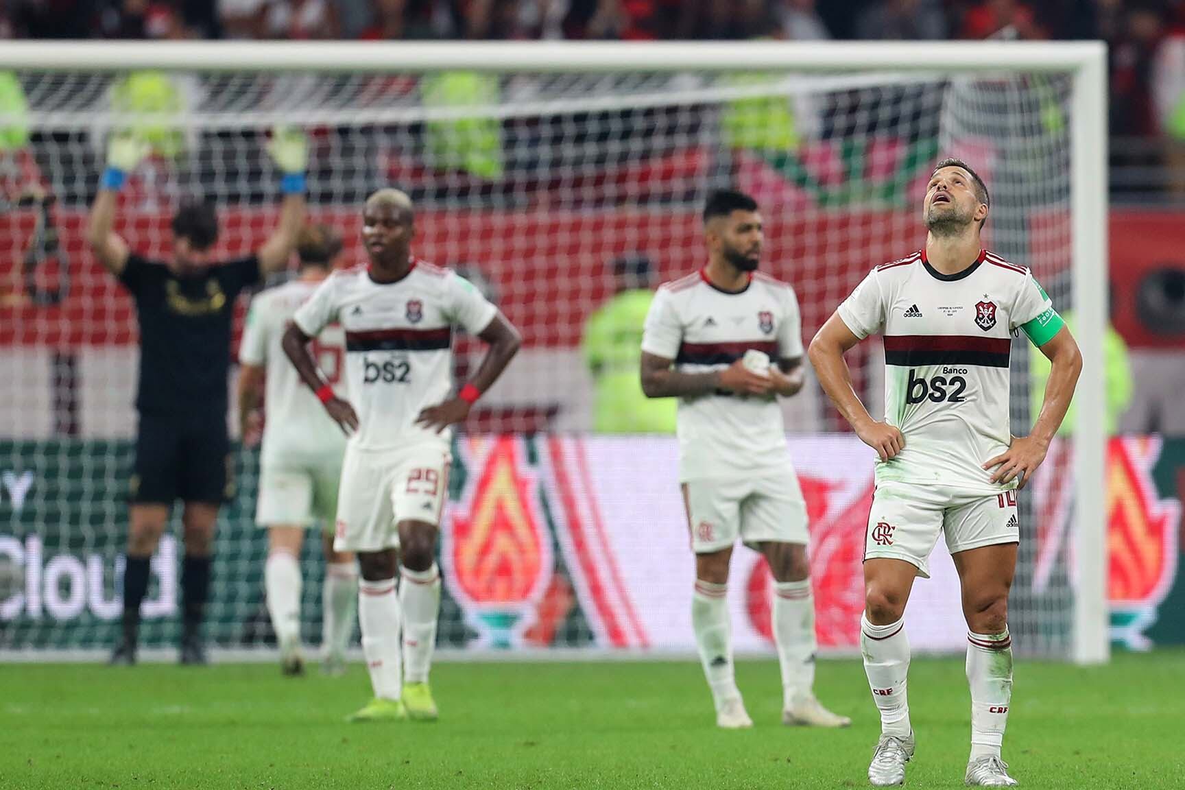 Diego se lamenta. En el fondo, Alisson agradece al cielo.