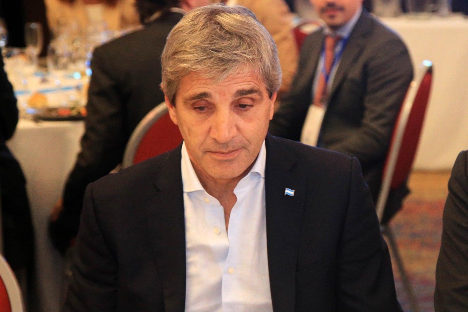 Se opaca la estrella de Luis Caputo.