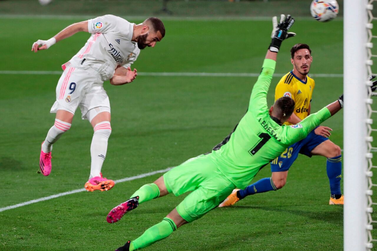 Karim Benzema, figura del triunfo, supera al uno argentino, Jeremías Ledesma, consiguiendo.