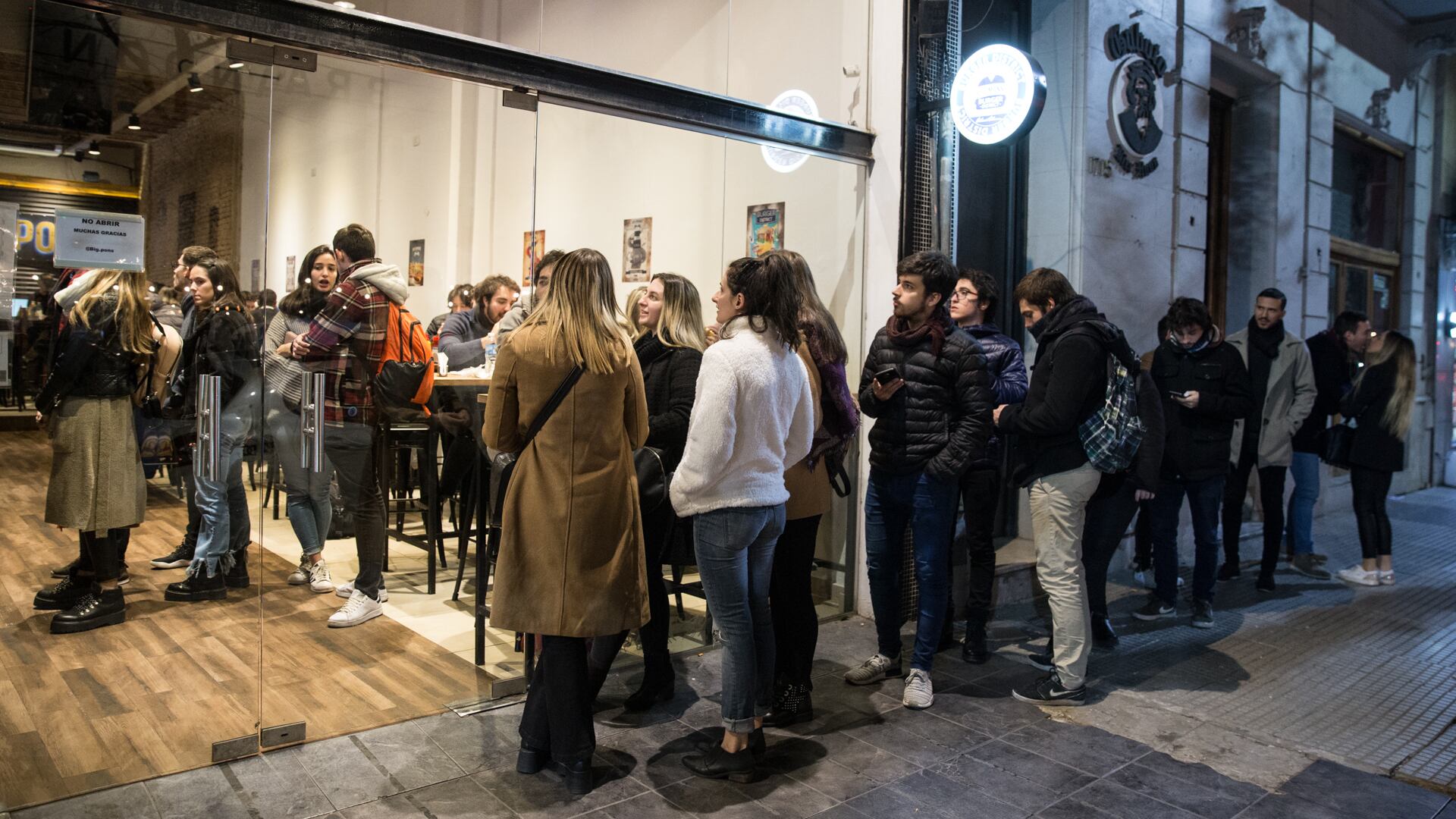 Cultura hamburguesera: cómo la simple combinación de carne, pan y queso mueve el estómago de miles de pibes al día.
