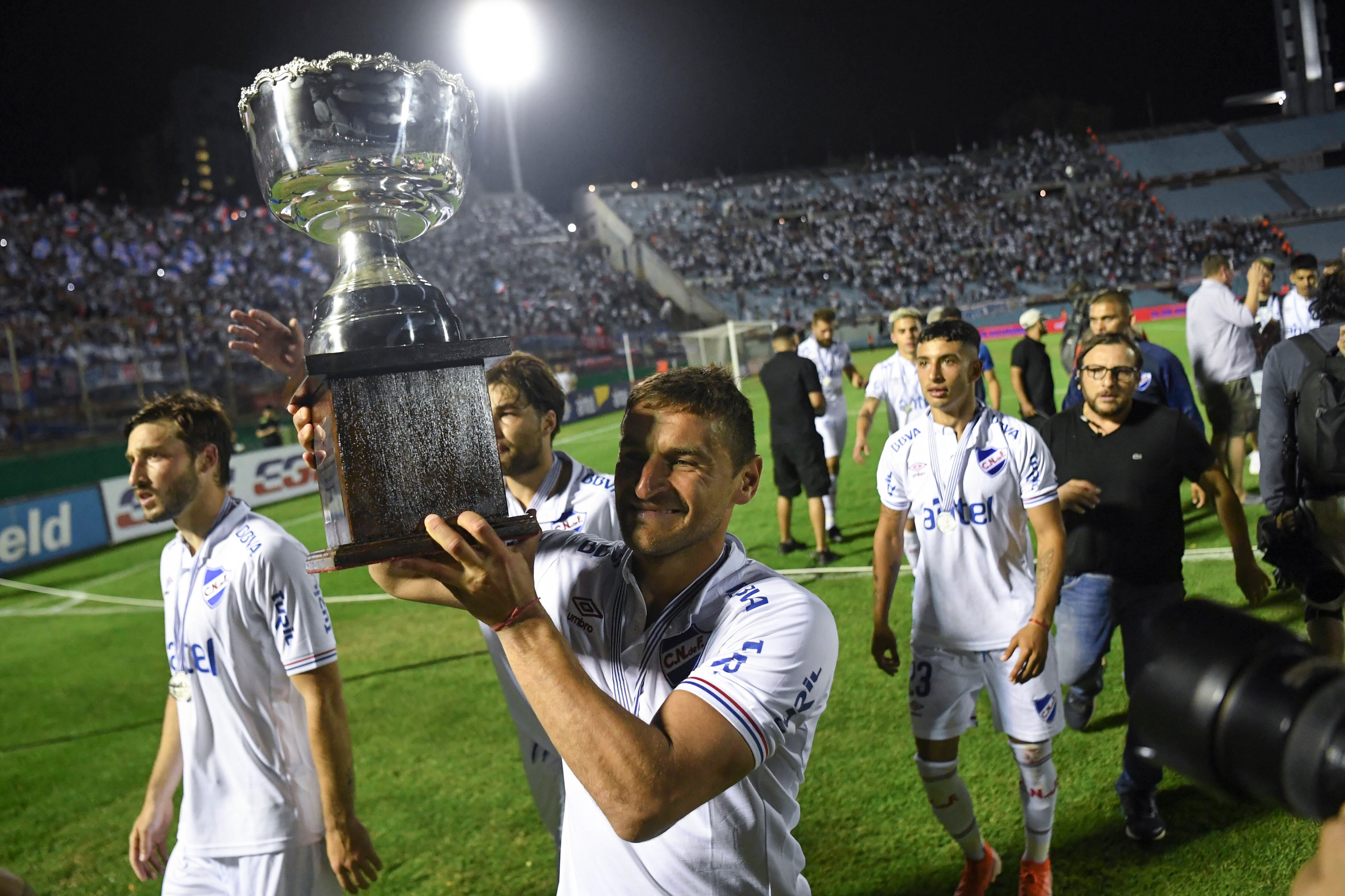 Gonzalo Bergessio, con la copa abollada después de haber caído al foso