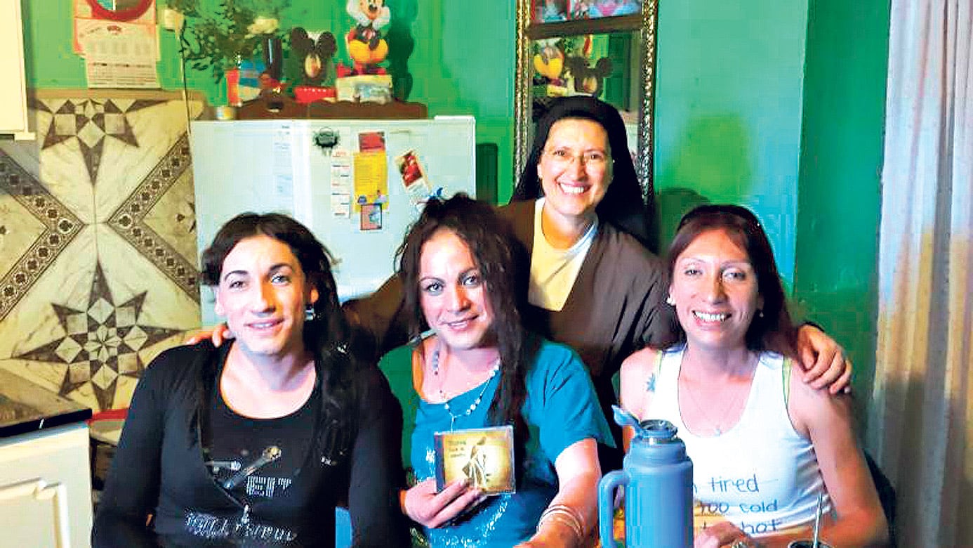 La monja de clausura y las activistas trans trabajan juntas hace diez años.