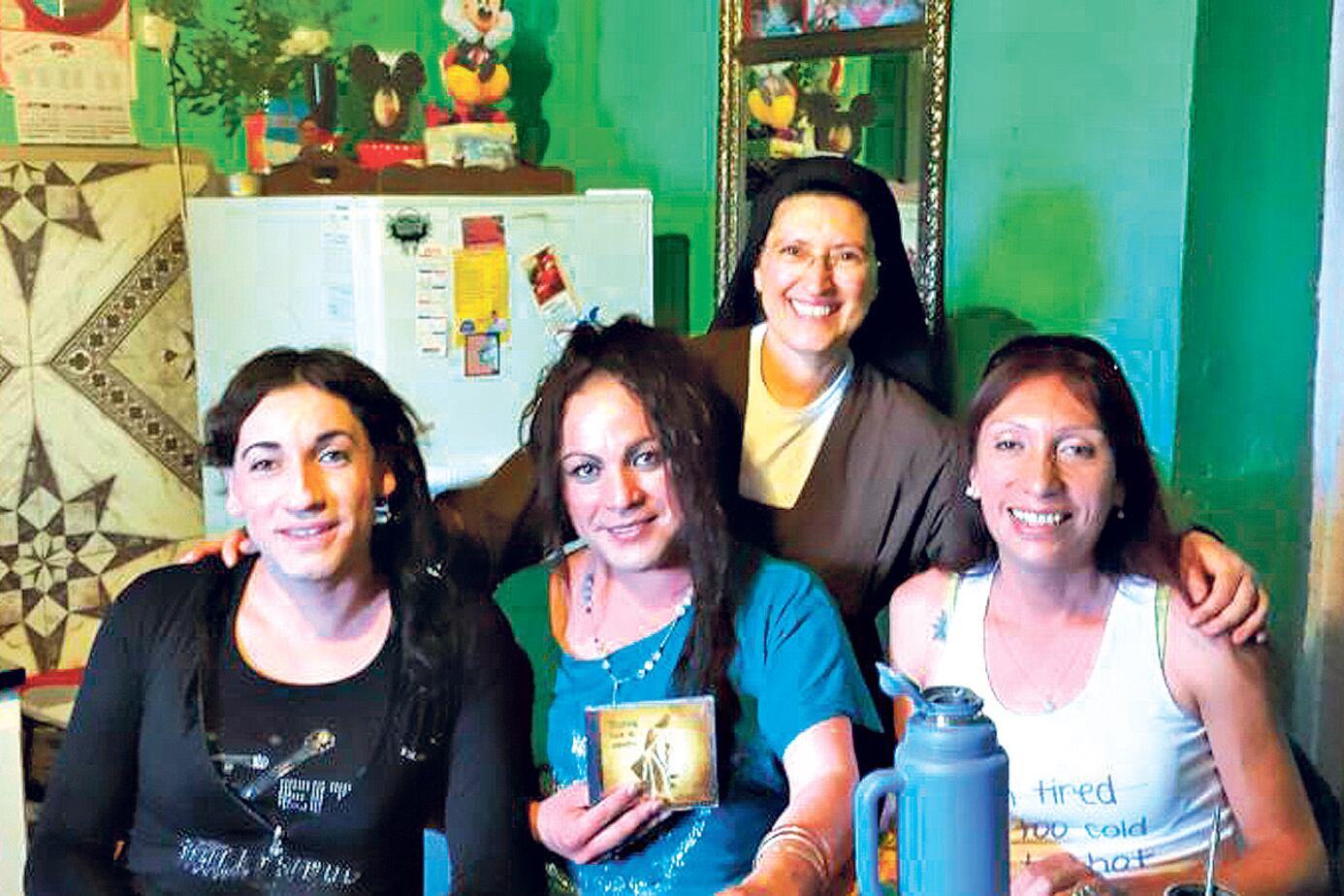 La monja de clausura y las activistas trans trabajan juntas hace diez años.