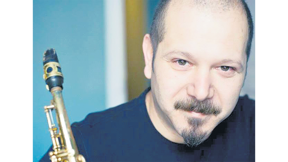 “Me formé a golpes de pasión y casualidades, según los discos que conseguía”, memora el músico.