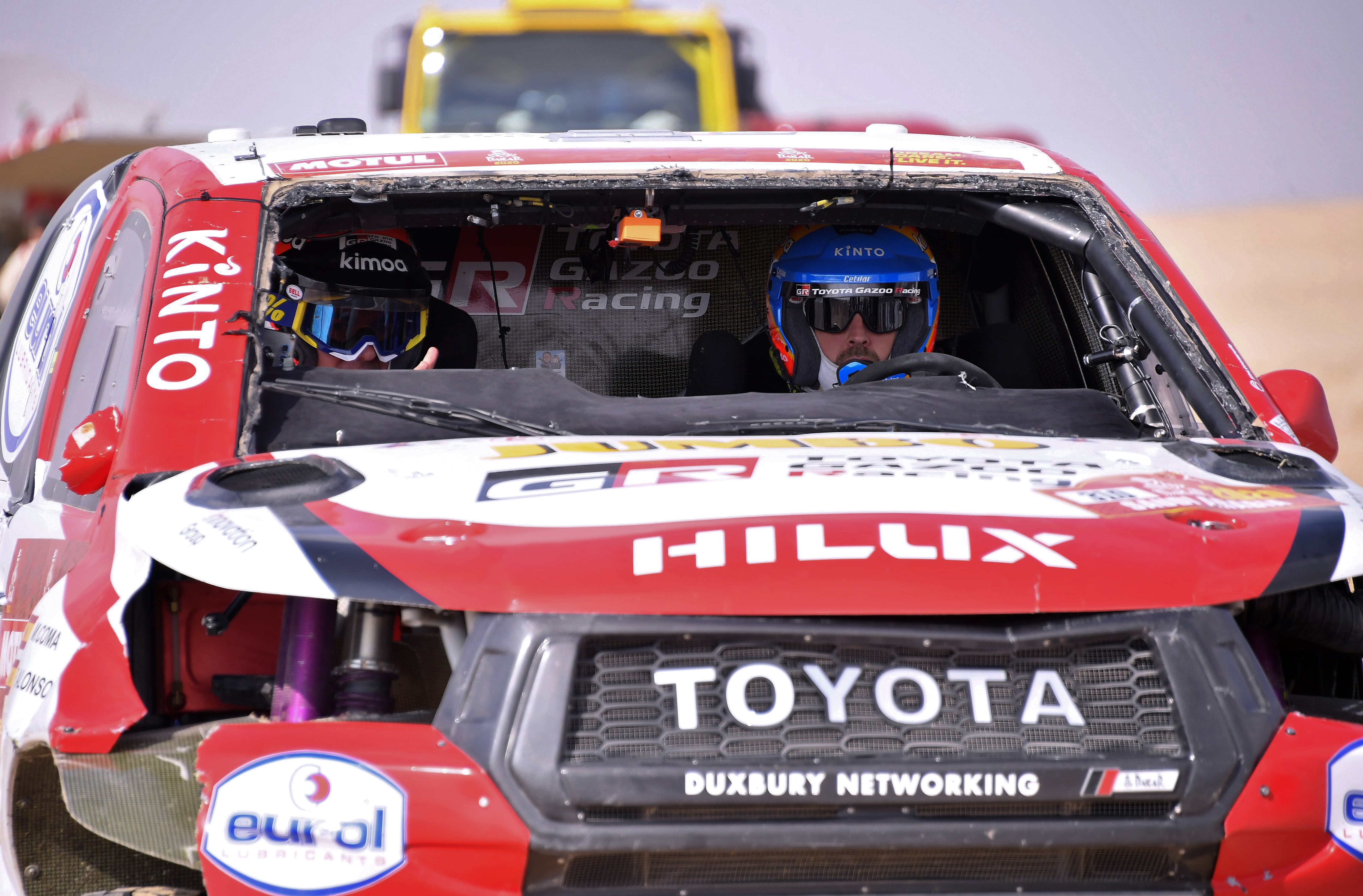 La Toyota de Fernando Alonso muestra los rastros del vuelco.