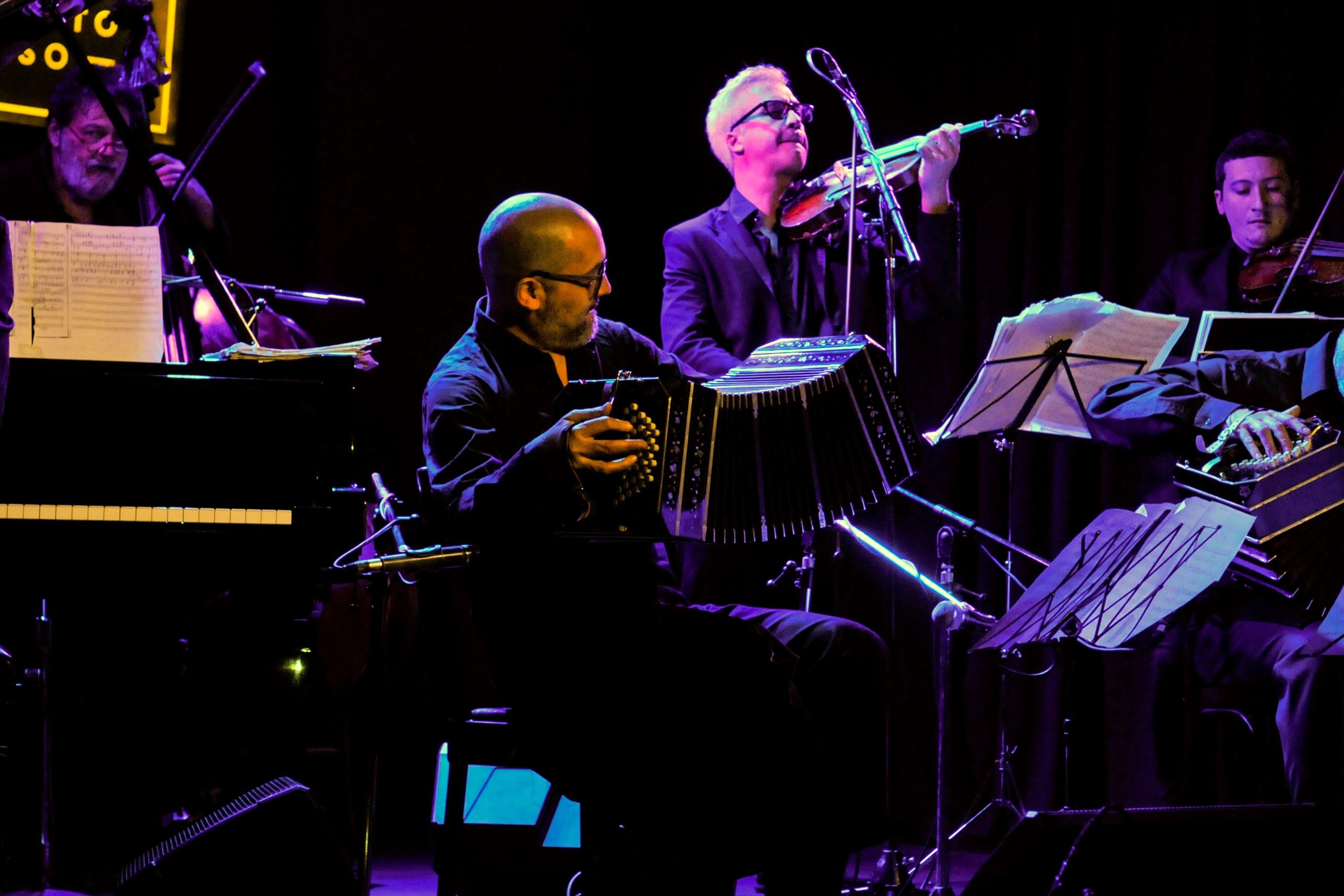 Dos violines y un piano; dos fueyes y un contrabajo. El tango en estado puro.