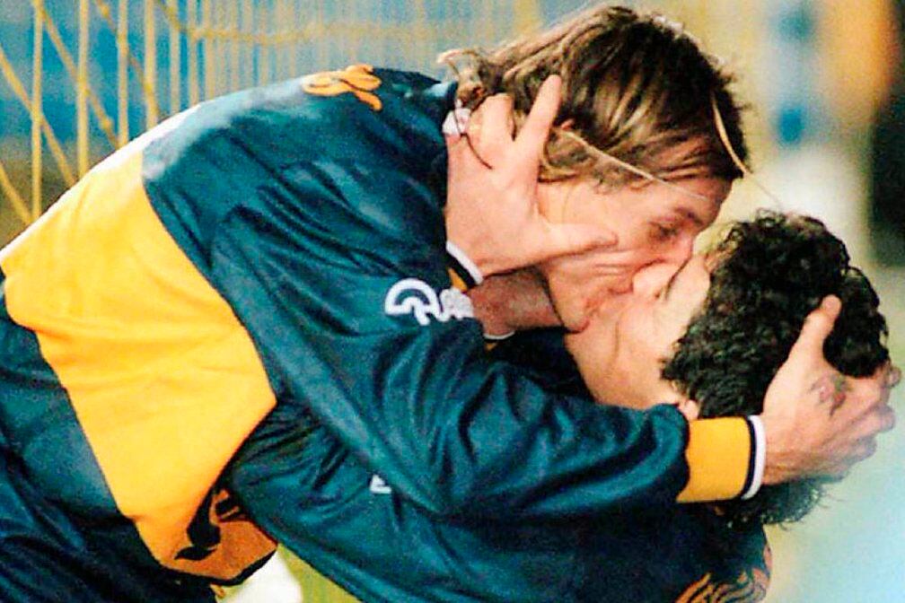 El beso de Caniggia y Maradona durante una goleada a River por 4 a 1 en La Bombonera.
