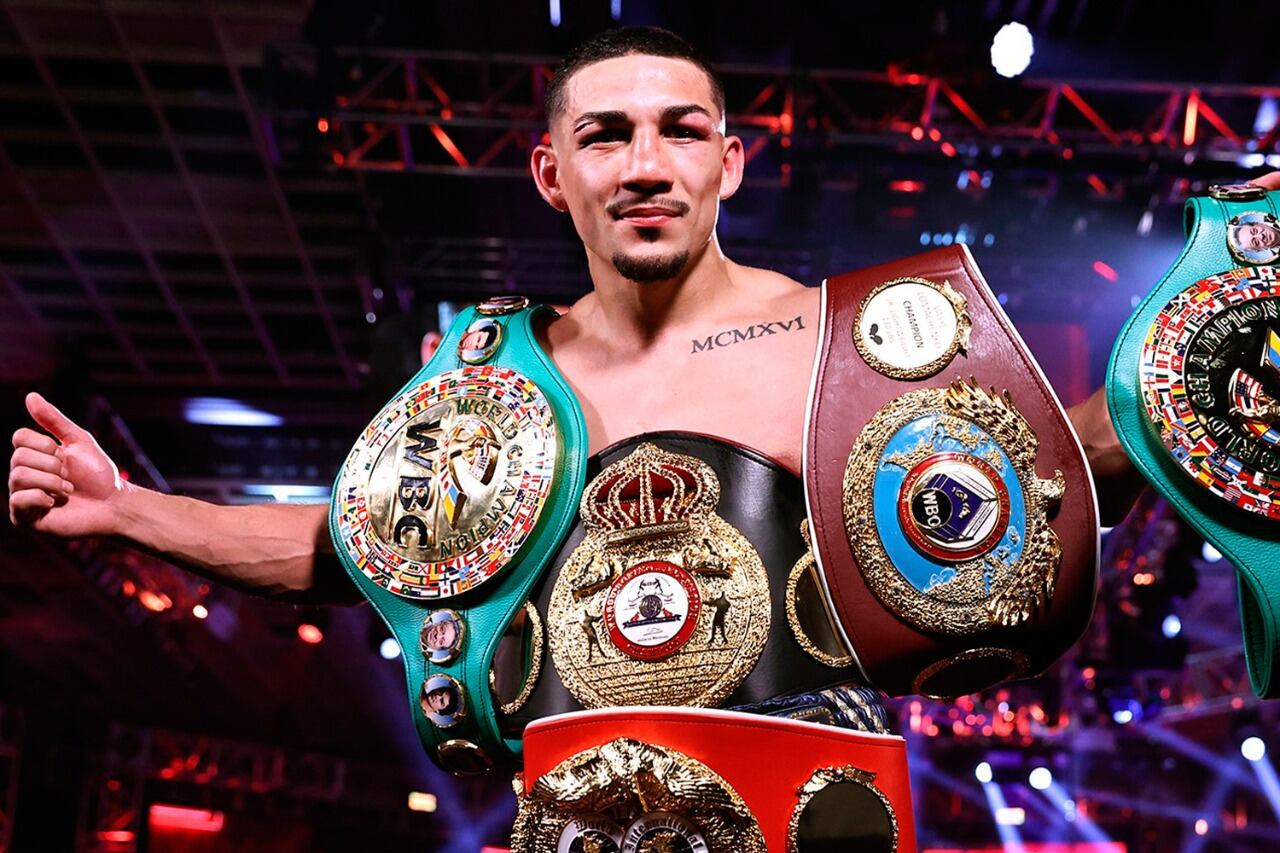 Teófimo Lopez y sus cuatro cinturones de campeon del mundo. El nuevo rey del boxeo