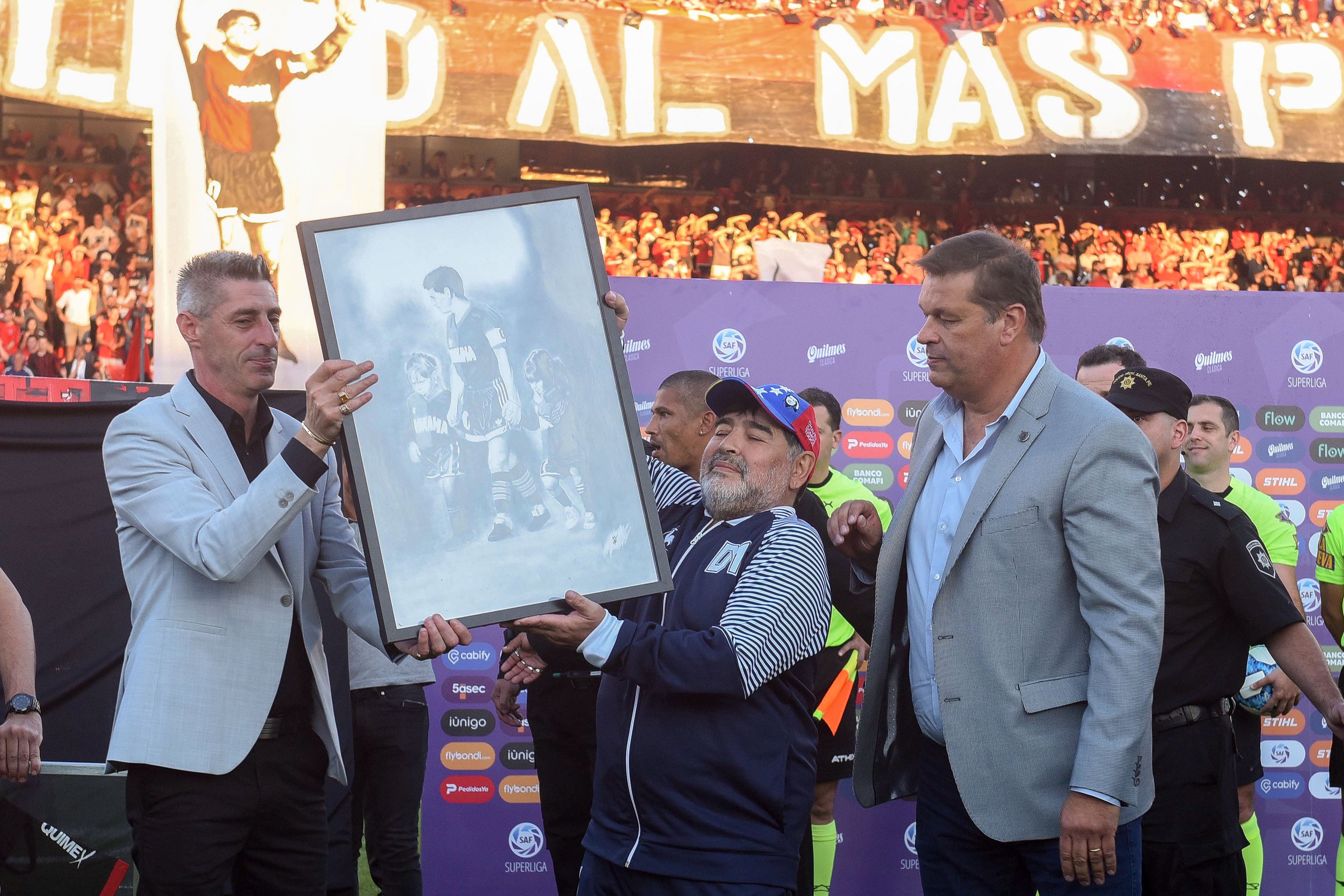 Diego recibió una plaqueta con su imagen.