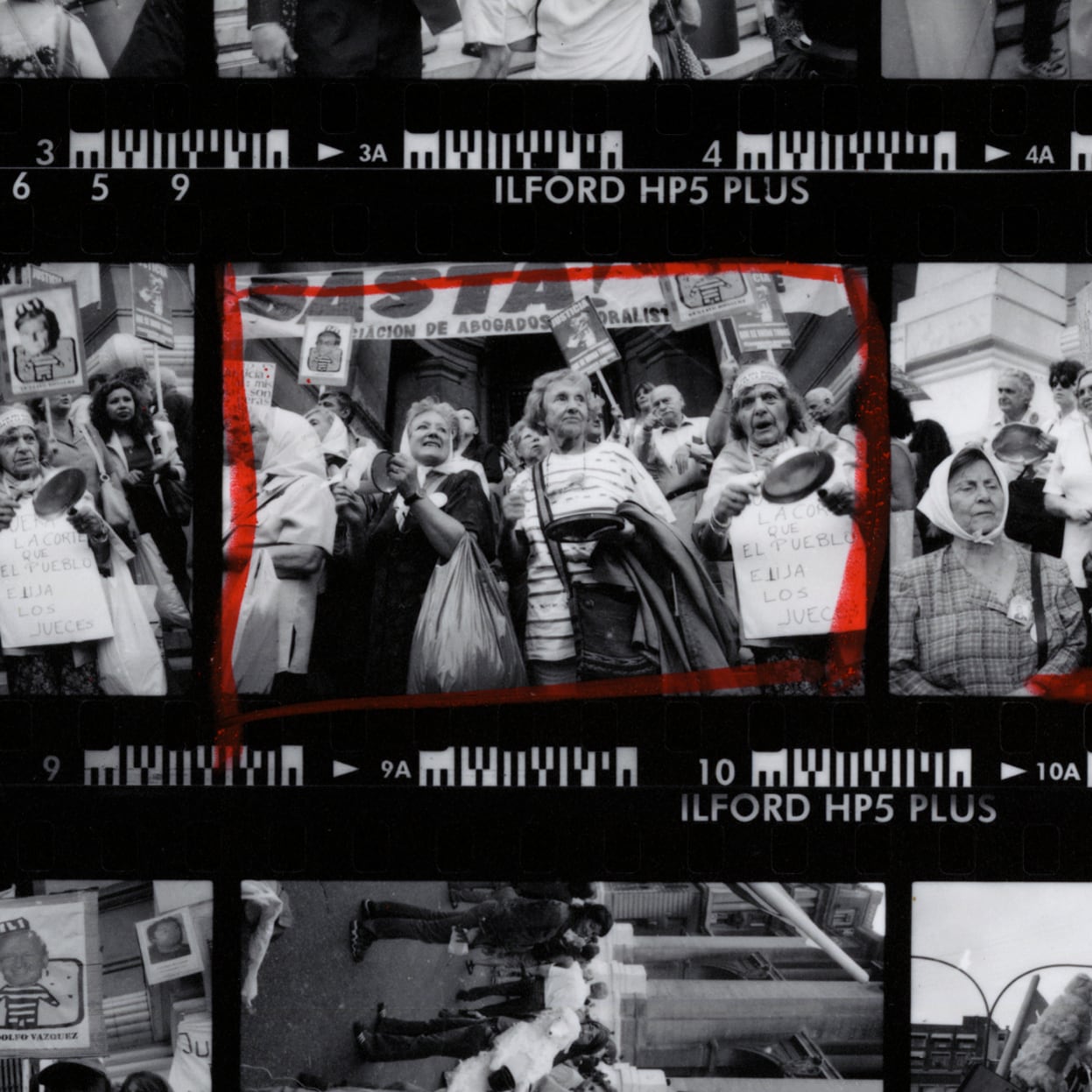Fotograma de Paloma García, con las Madres de Plaza de Mayo y ahorristas protestando en la city porteña.
