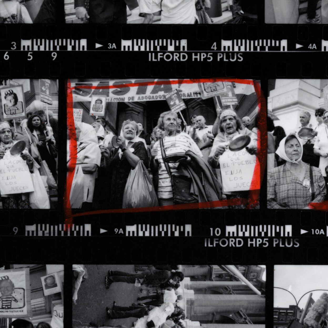 Fotograma de Paloma García, con las Madres de Plaza de Mayo y ahorristas protestando en la city porteña.