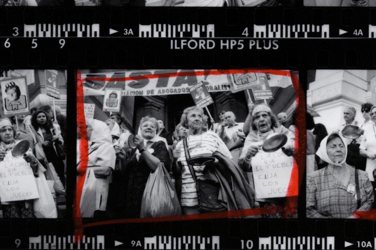 Fotograma de Paloma García, con las Madres de Plaza de Mayo y ahorristas protestando en la city porteña.