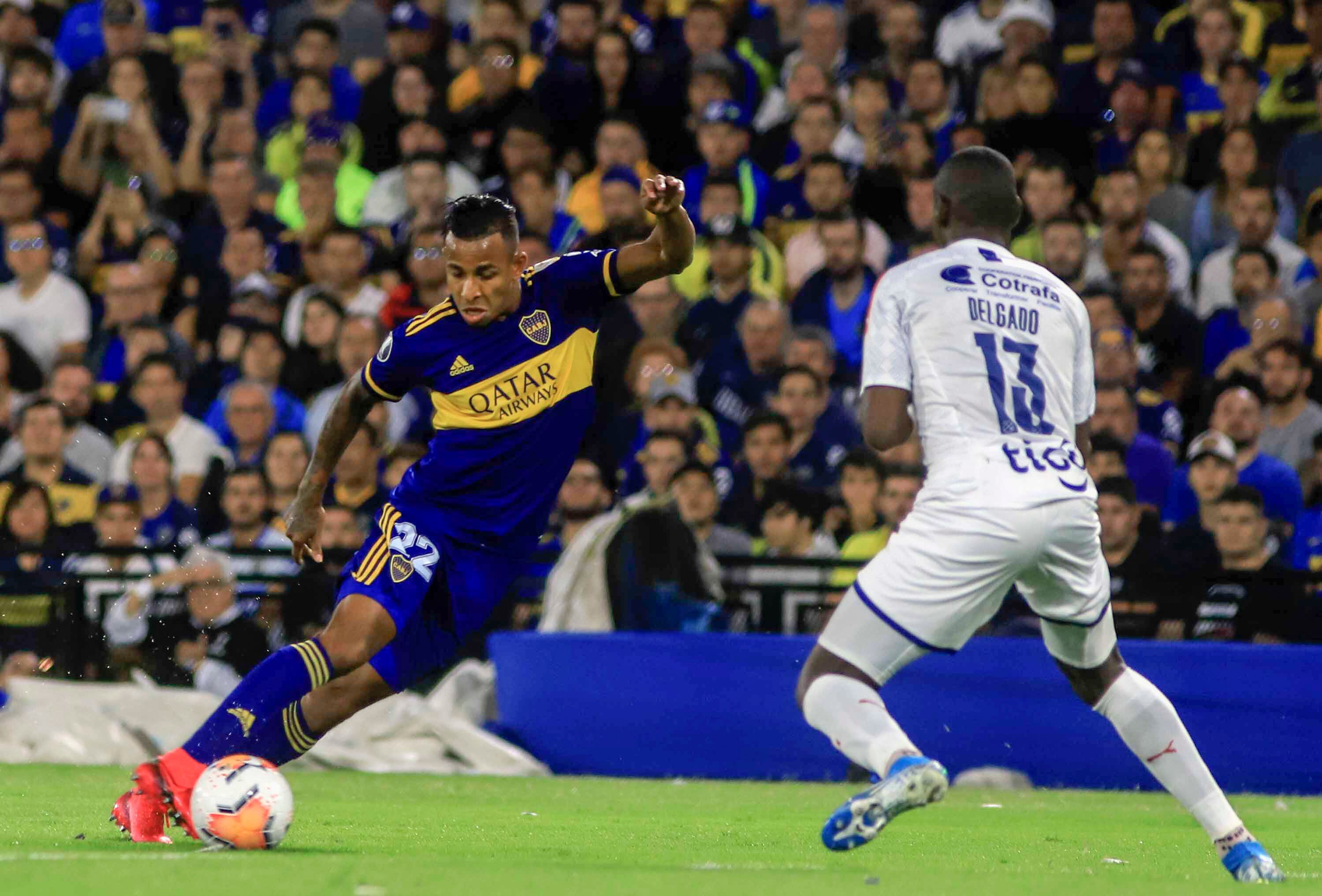 Villa encara a Delgado en una Bombonera con gente en las tribunas.