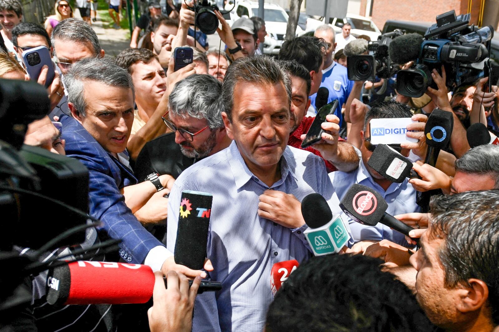 Sergio Massa votó cerca de las 12 del mediodía en Tigre junto a su familia.