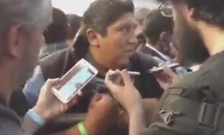 El hombre que increpó a Macri, tras retirado por la fuerza.