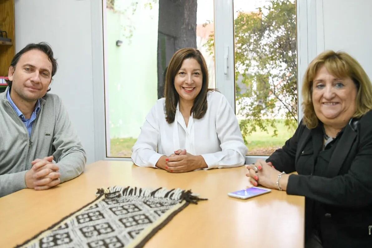 El próximo ministro de Educación rionegrino, Pablo Núñez, junto a Arabela Carreras y Mercedes Jara Tracchia (Foto: Gobierno de Río Negro)