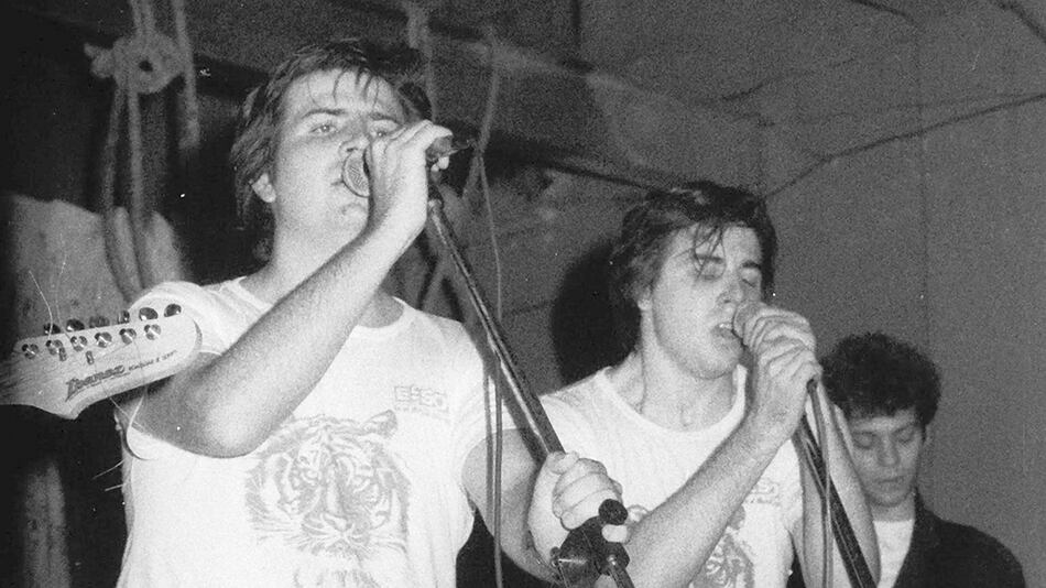 Gustavo y guillermo Arizona en aquel legendario show de Loquitos por la Música (Al fondo, ariel rot en guitarra).