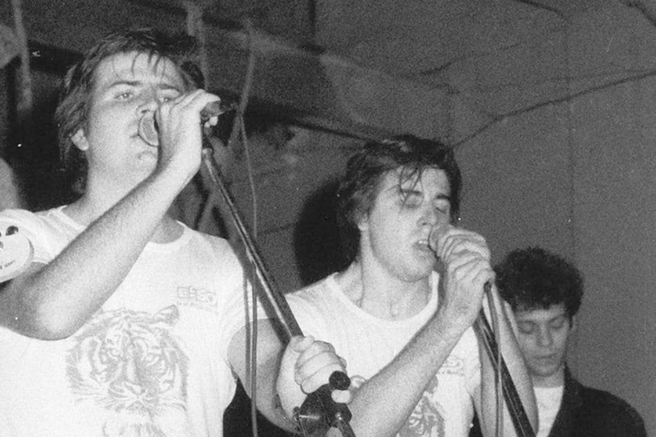 Gustavo y guillermo Arizona en aquel legendario show de Loquitos por la Música (Al fondo, ariel rot en guitarra).