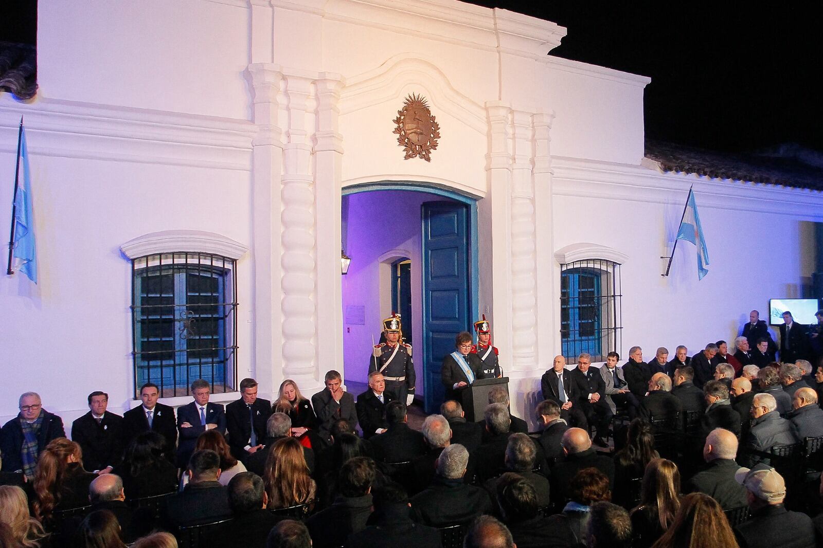 El Presidente, exponiendo durante el Pacto de Mayo en julio