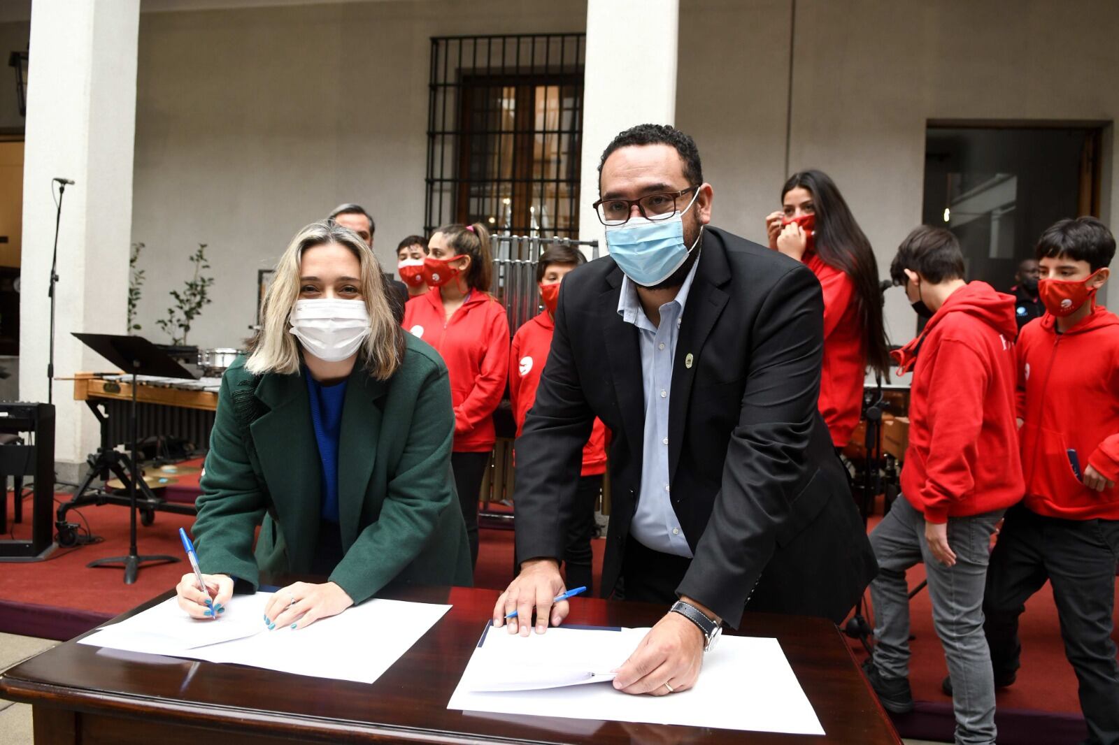 El integrante del Partido Comunista, Nicolás Cataldo, junto a Andrea Guitérrez, subsecretaria de las Culturas y las Artes / Twitter Nicolás Cataldo