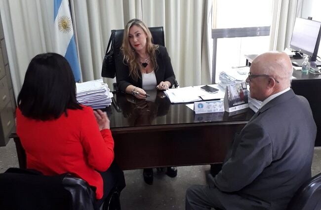 El Rector Daniel Quiroga y Malvine Vilte reunidos en la oficina de la fiscal federal Virginia Carmona.