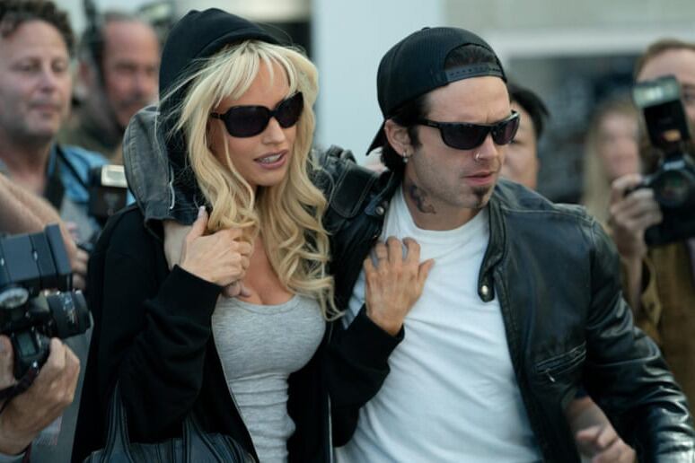 Lily James y Sebastian Stan encarnan a Pamela Anderson y Tommy Lee, respectivamente.