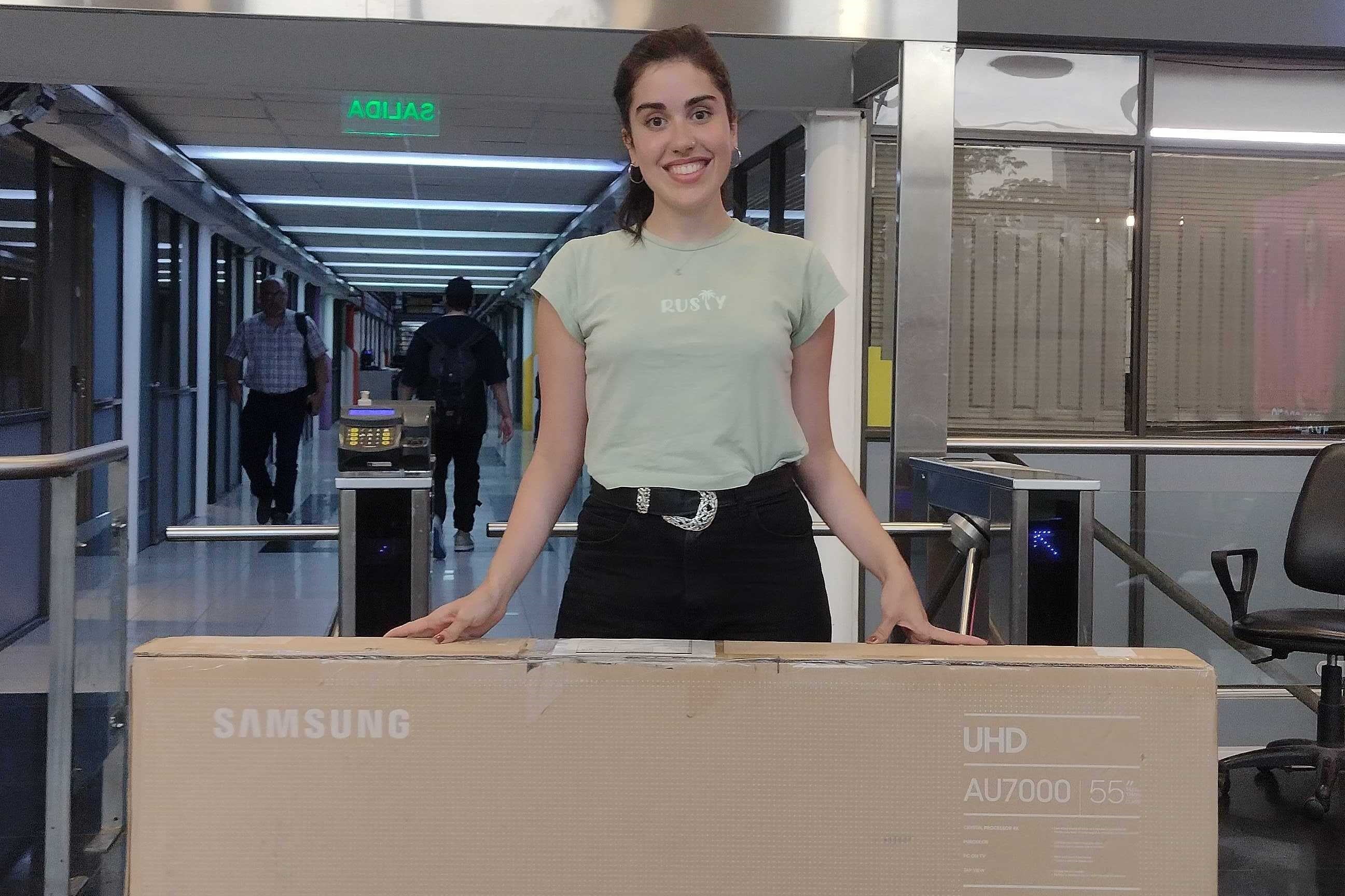 Paula Oural tiene 27 años y se ganó un televisor 4K 55'' por ser la ganadora del prode Mundialito que organizó Página/12.