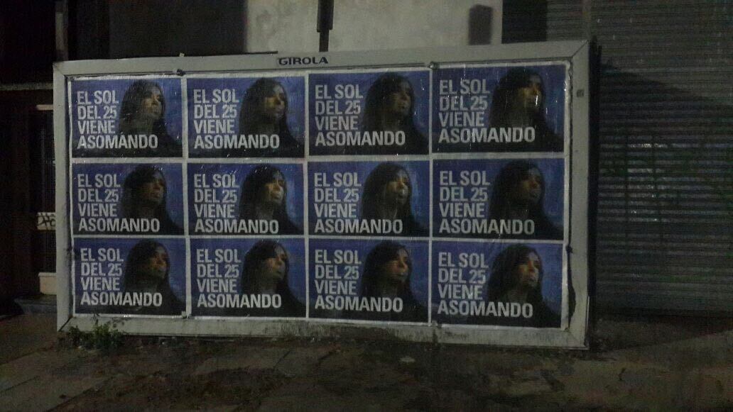 Los afiches que también circulan por las redes sociales.