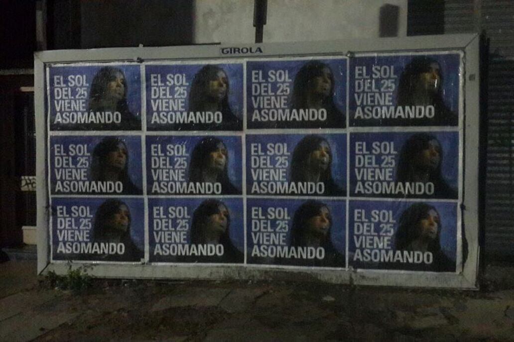 Los afiches que también circulan por las redes sociales.