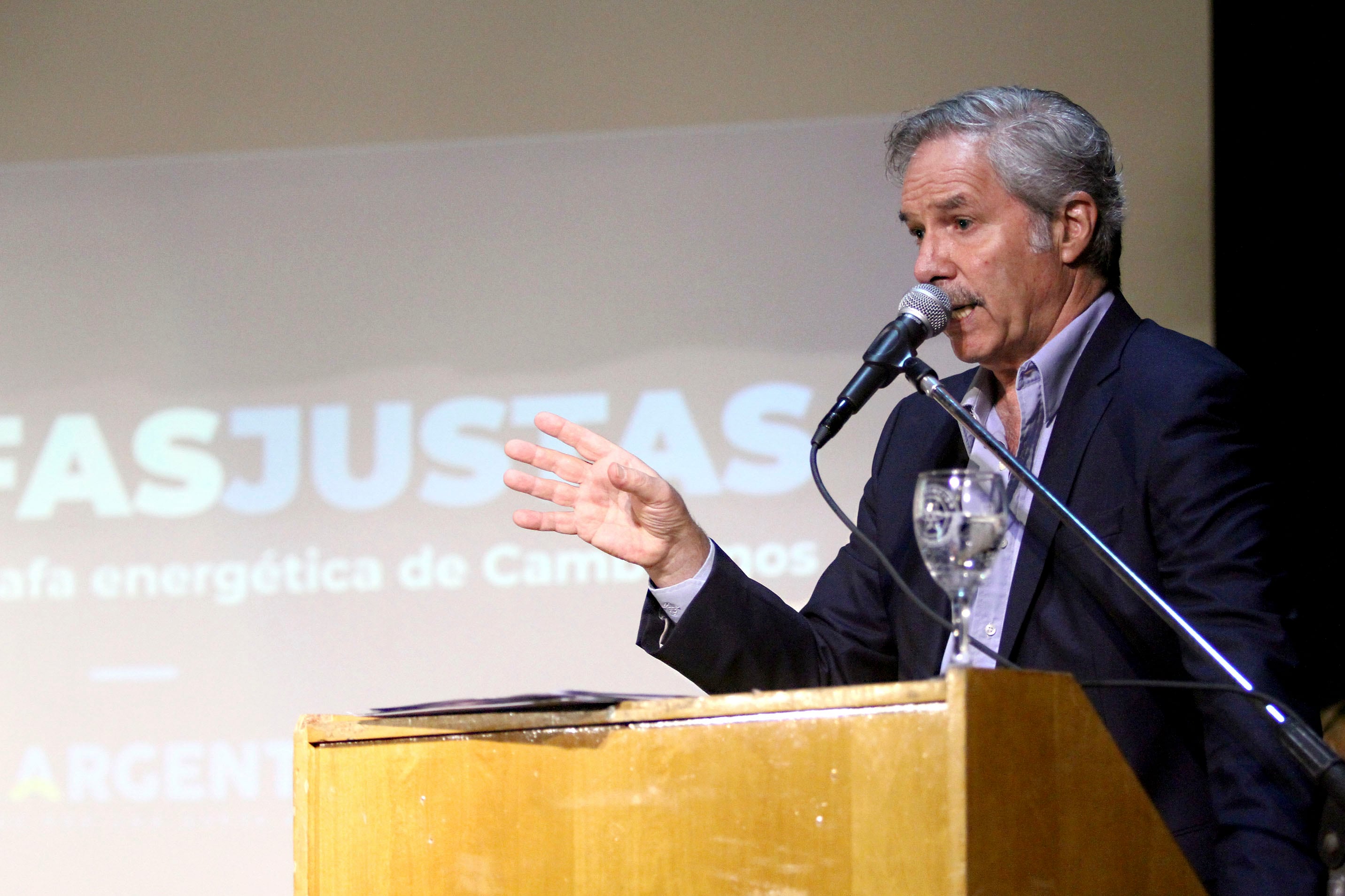 El precandidato presidencial Felipe Solá rechazó el plan presentado ayer por la Casa Rosada