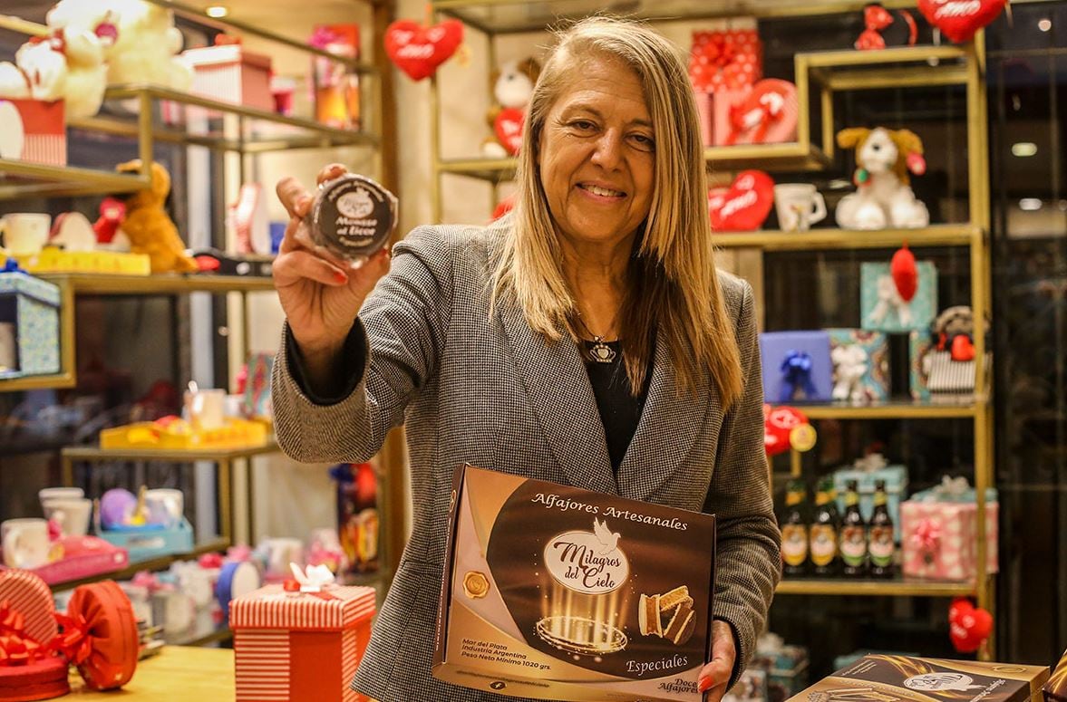 Fabiana Ocaranza posa junto a su producto estrella