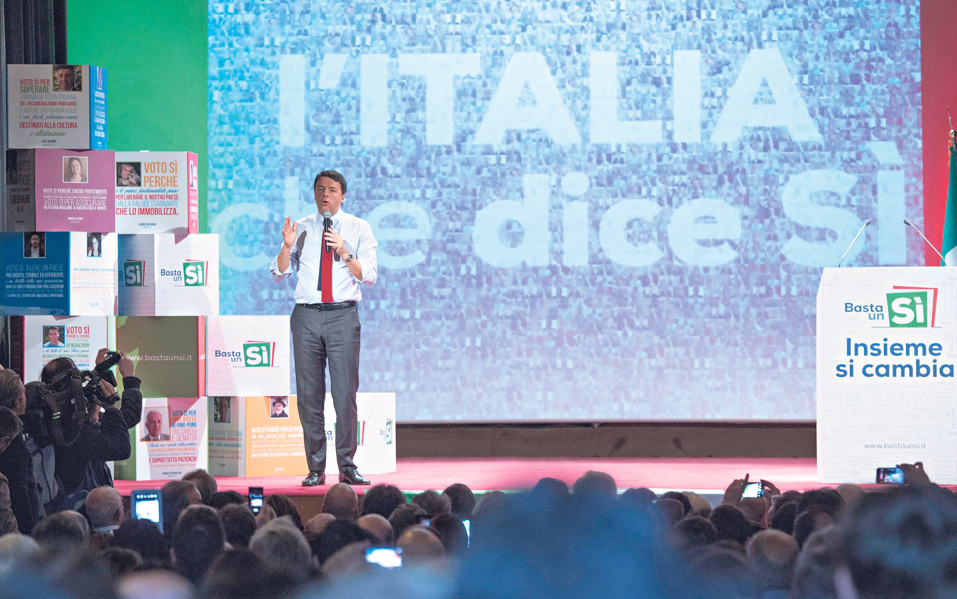 Renzi haciendo campaña en favor de la reforma en un acto en el municipio de Matera, Italia.