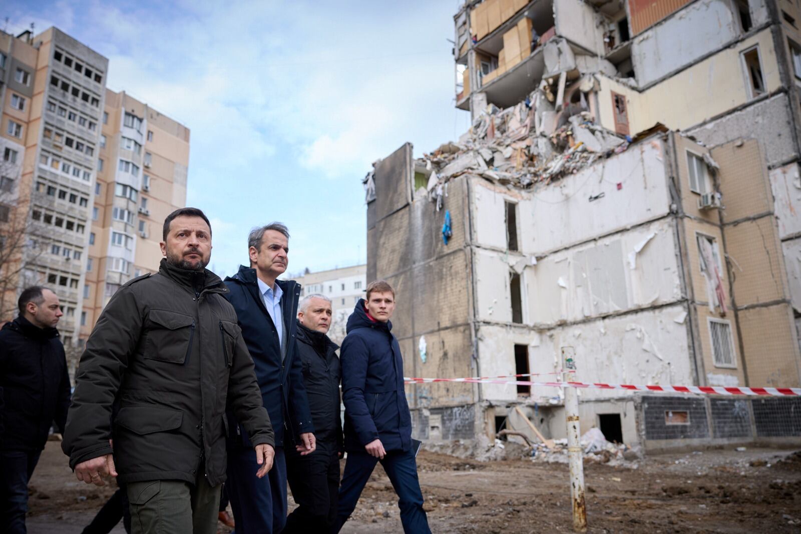 Zelenski y Mitsotakis caminan cera del edificio dañado por el ataque ruso.