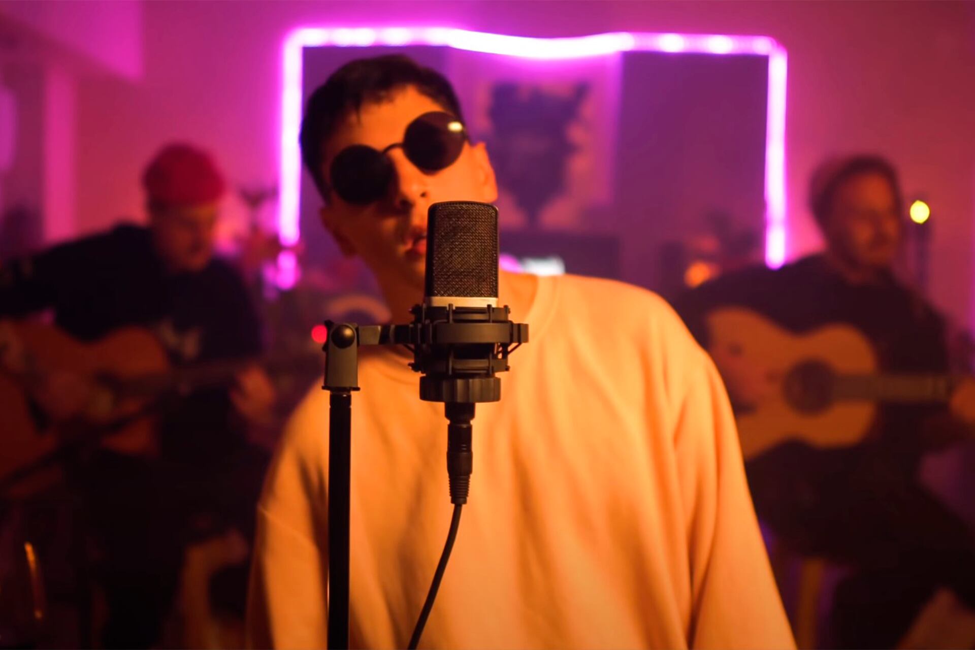 La tercera Throw Up Session de Acru, que sigue catando la vuelta al freestyle, viene en plan R&B junto a Evlay y Fefe Ilvento.