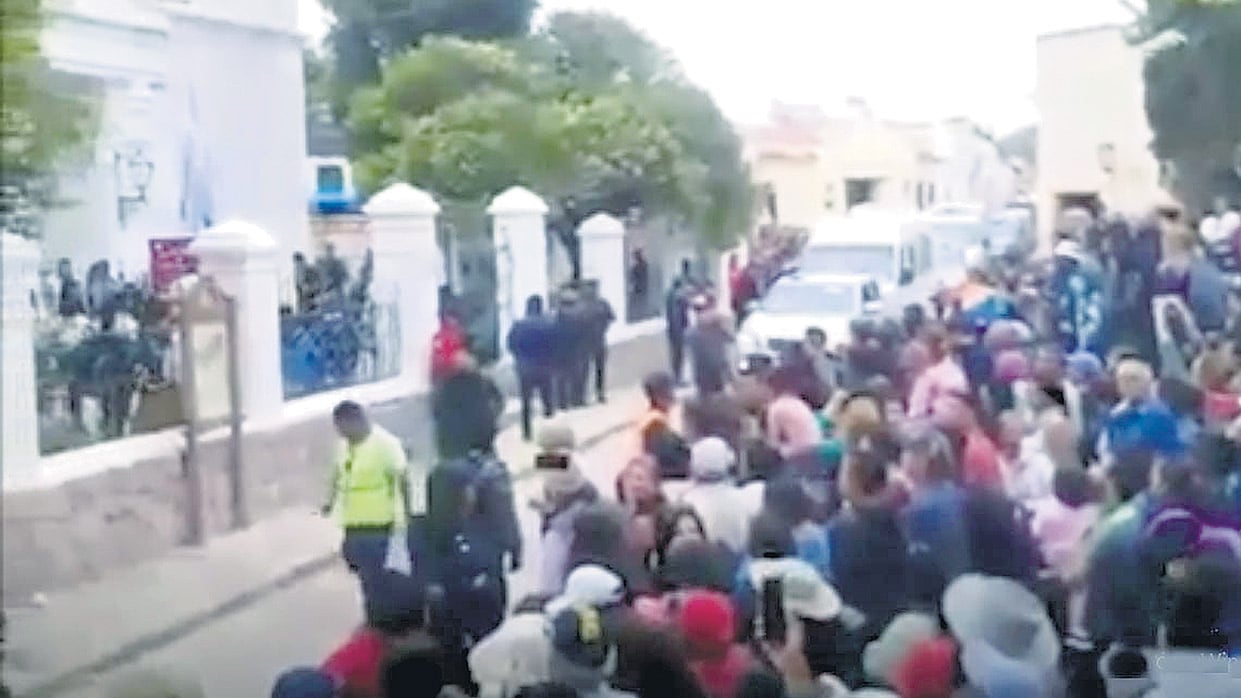 Un centenar de personas se acercó a la catedral de Humahuaca para repudiar la presencia de Macri en Jujuy.