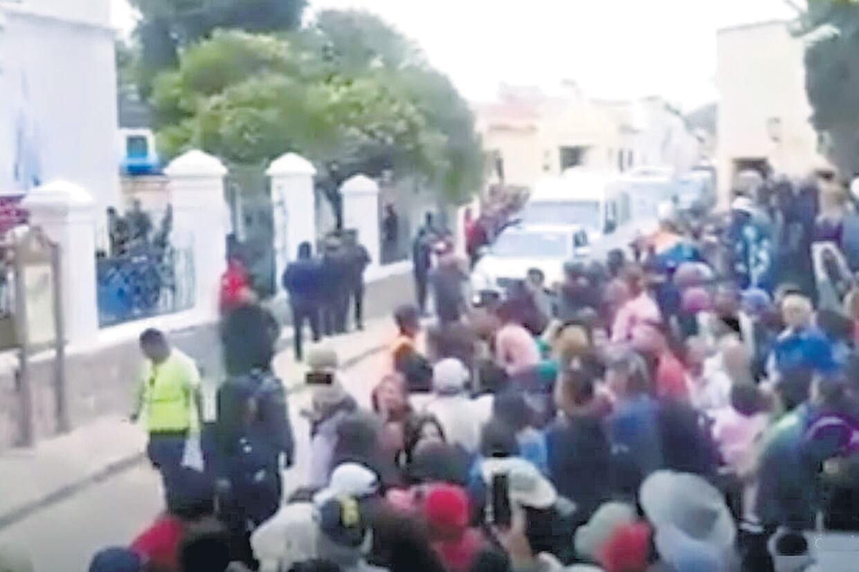 Un centenar de personas se acercó a la catedral de Humahuaca para repudiar la presencia de Macri en Jujuy.
