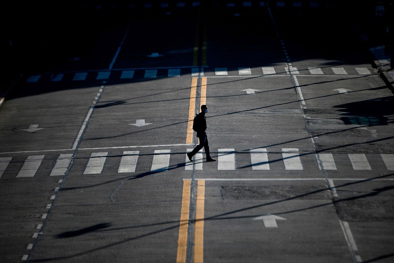 Una avenida solitaria en tiempos de coronavirus.