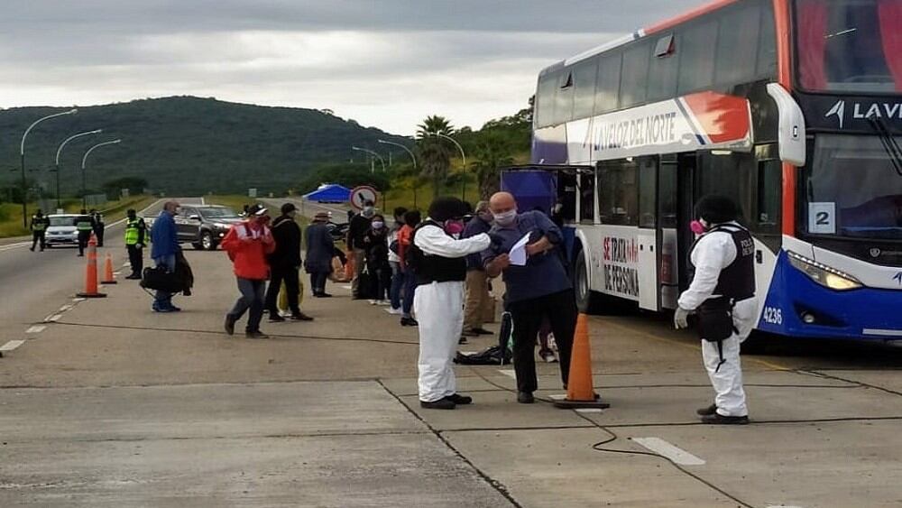 Uno de los colectivos con "repatriados" salteños que ingresó en estos días