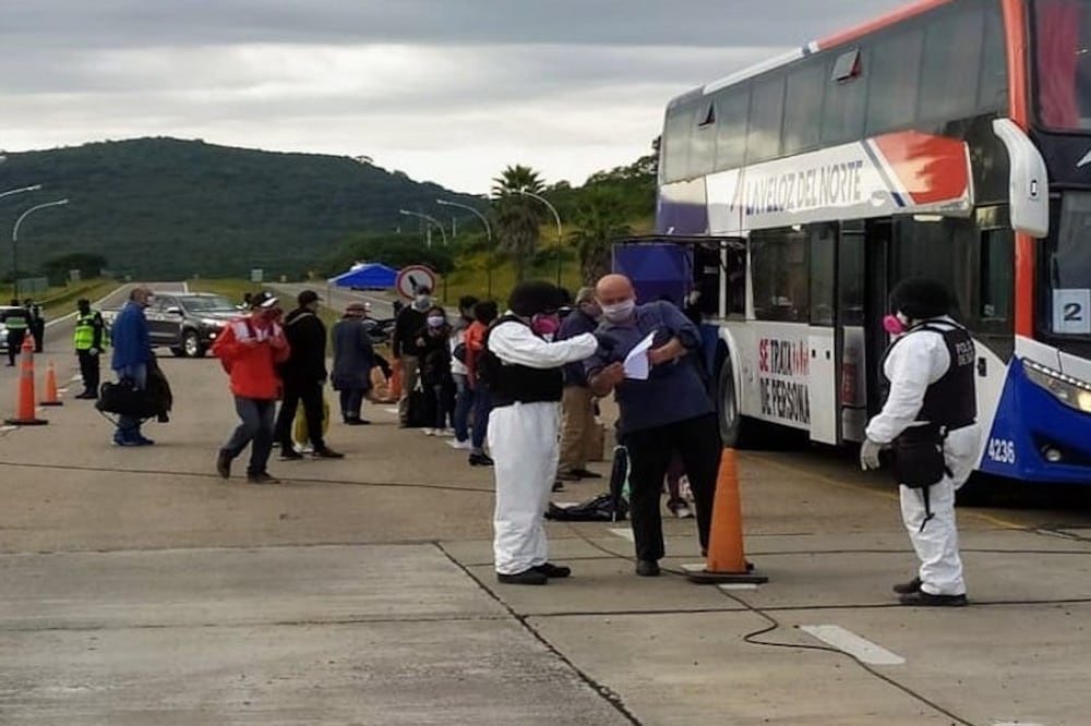 Uno de los colectivos con "repatriados" salteños que ingresó en estos días