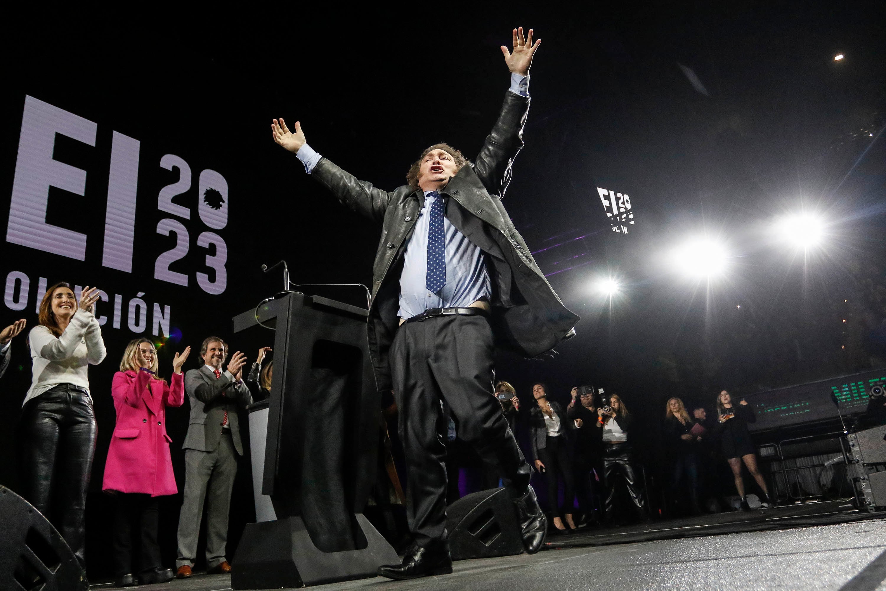 Javier Milei demoró lo mismo en entrar que en dar su discurso.